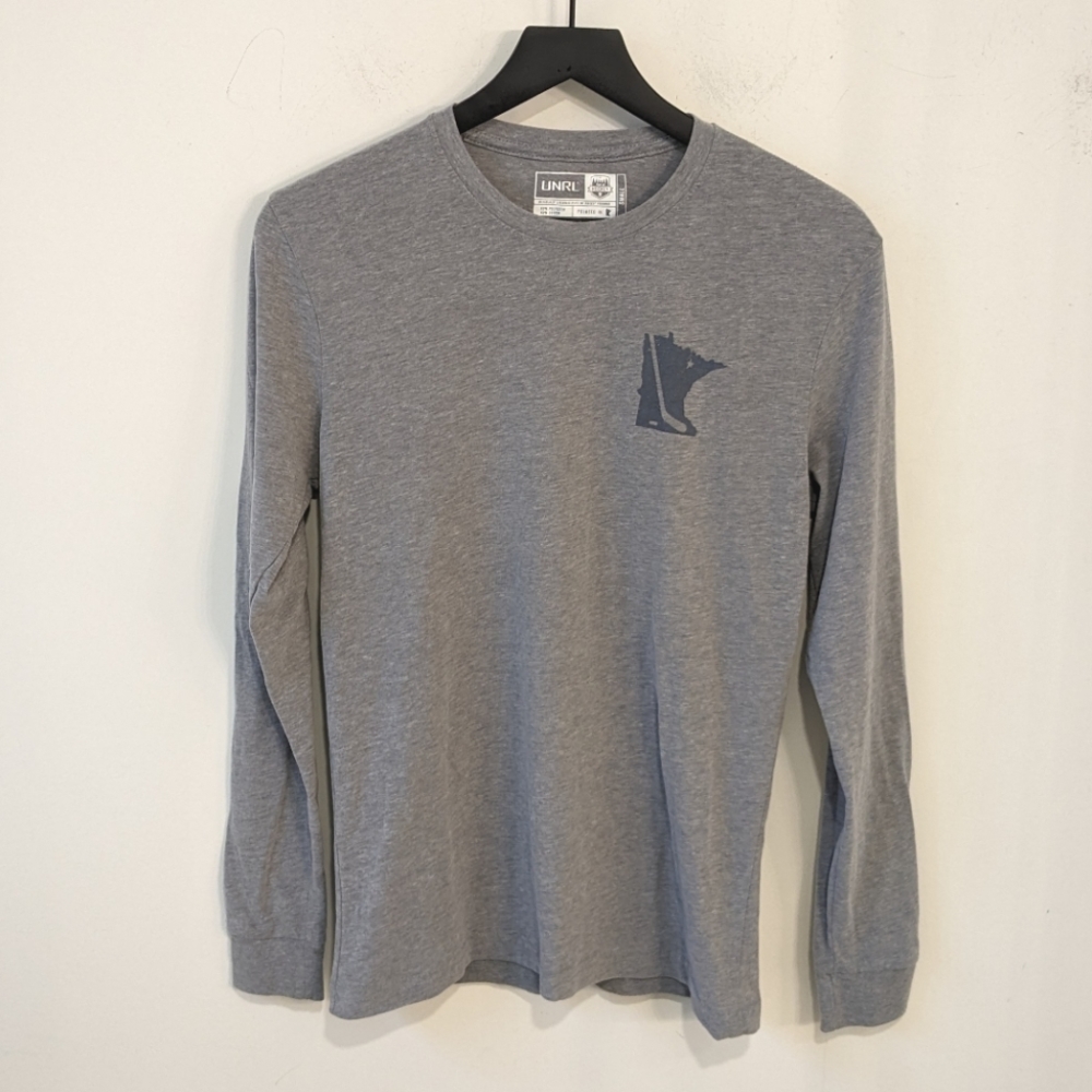 UNRL State of Hockey Minnesota Women's Grey Long Sleeve Crewneck T Shirt Small